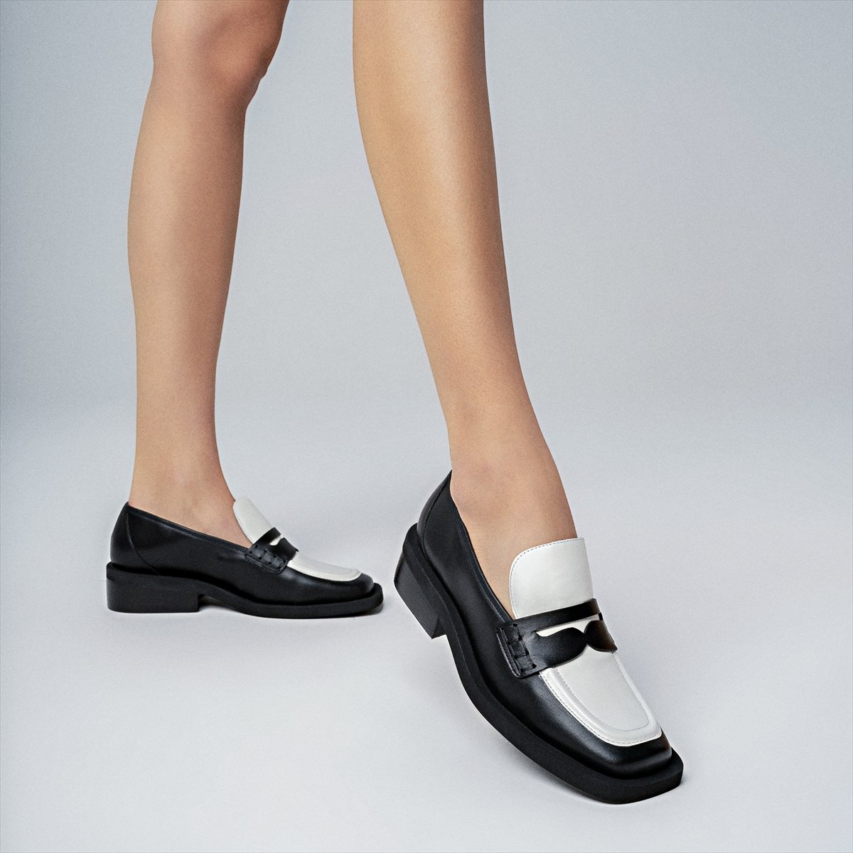 Loafer Carrano Salto Bloco Couro Preto e Branco Prop Mix da Moda